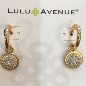 Beautiful gold tone earrings.